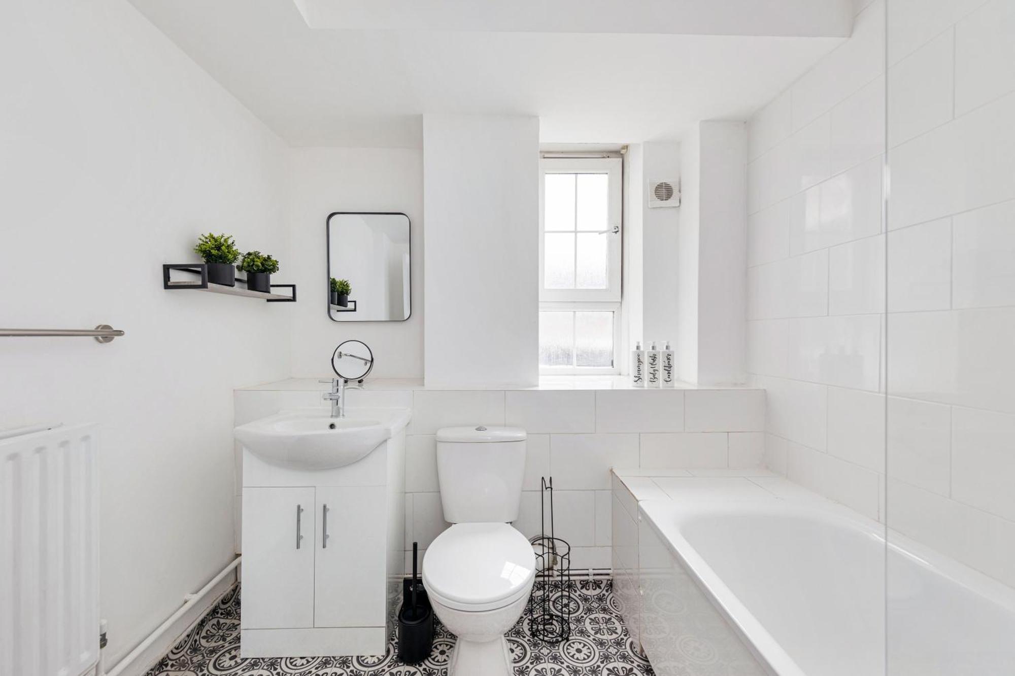 Sleek Shoreditch Hideout - 2 Bed Gem With Balcony In Central Лондон Екстериор снимка
