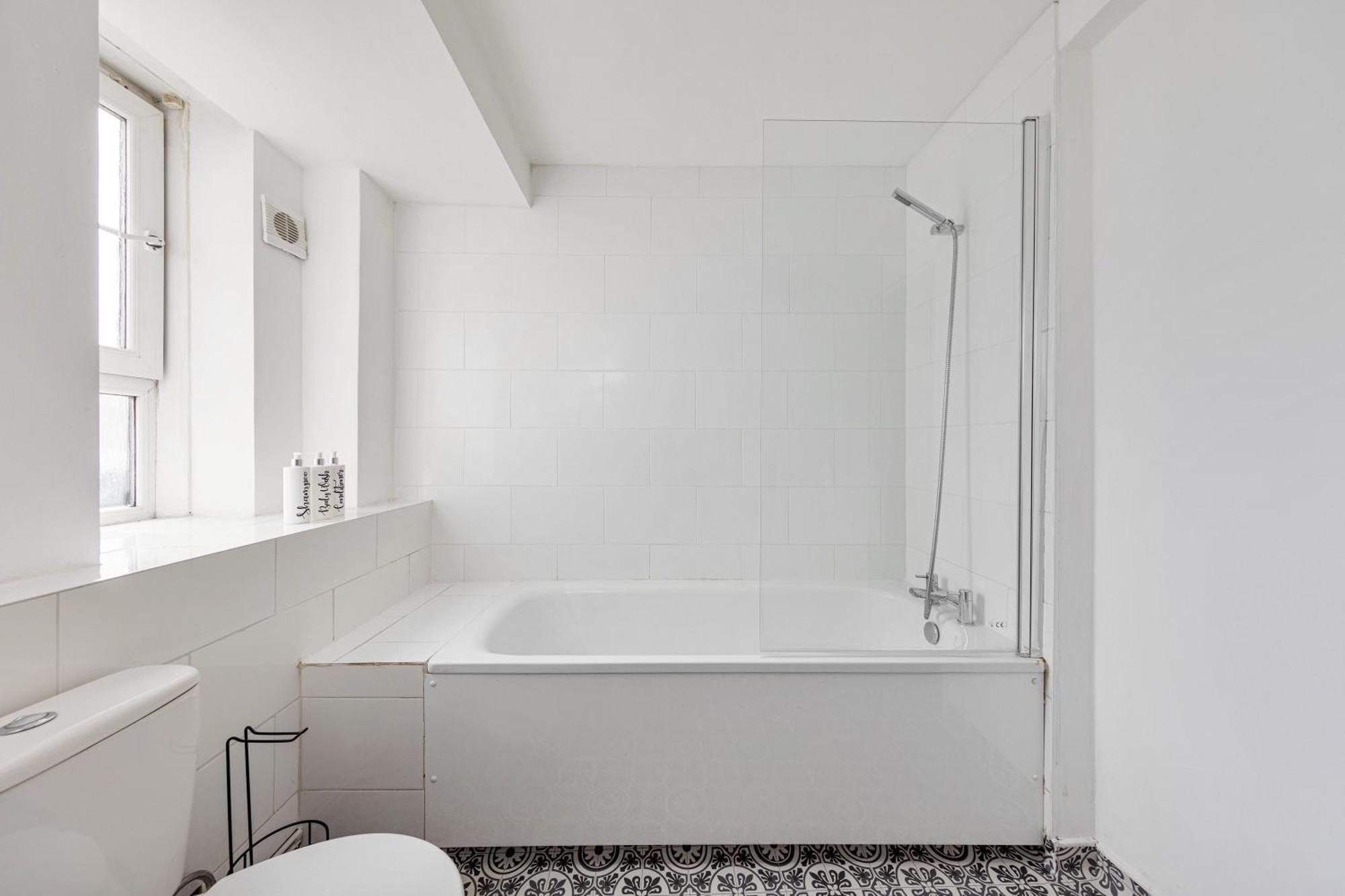 Sleek Shoreditch Hideout - 2 Bed Gem With Balcony In Central Лондон Екстериор снимка